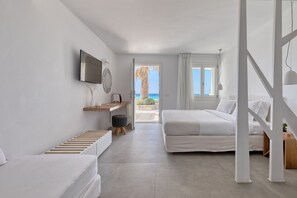 Suite junior, vista al mar | 2 habitaciones, ropa de cama de alta calidad, edredón y minibar 