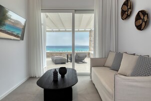 Luxury Διαμέρισμα, 2 Υπνοδωμάτια, Θέα στη Θάλασσα, Στην παραλία | Περιοχή καθιστικού | Τηλεόραση με επίπεδη οθόνη