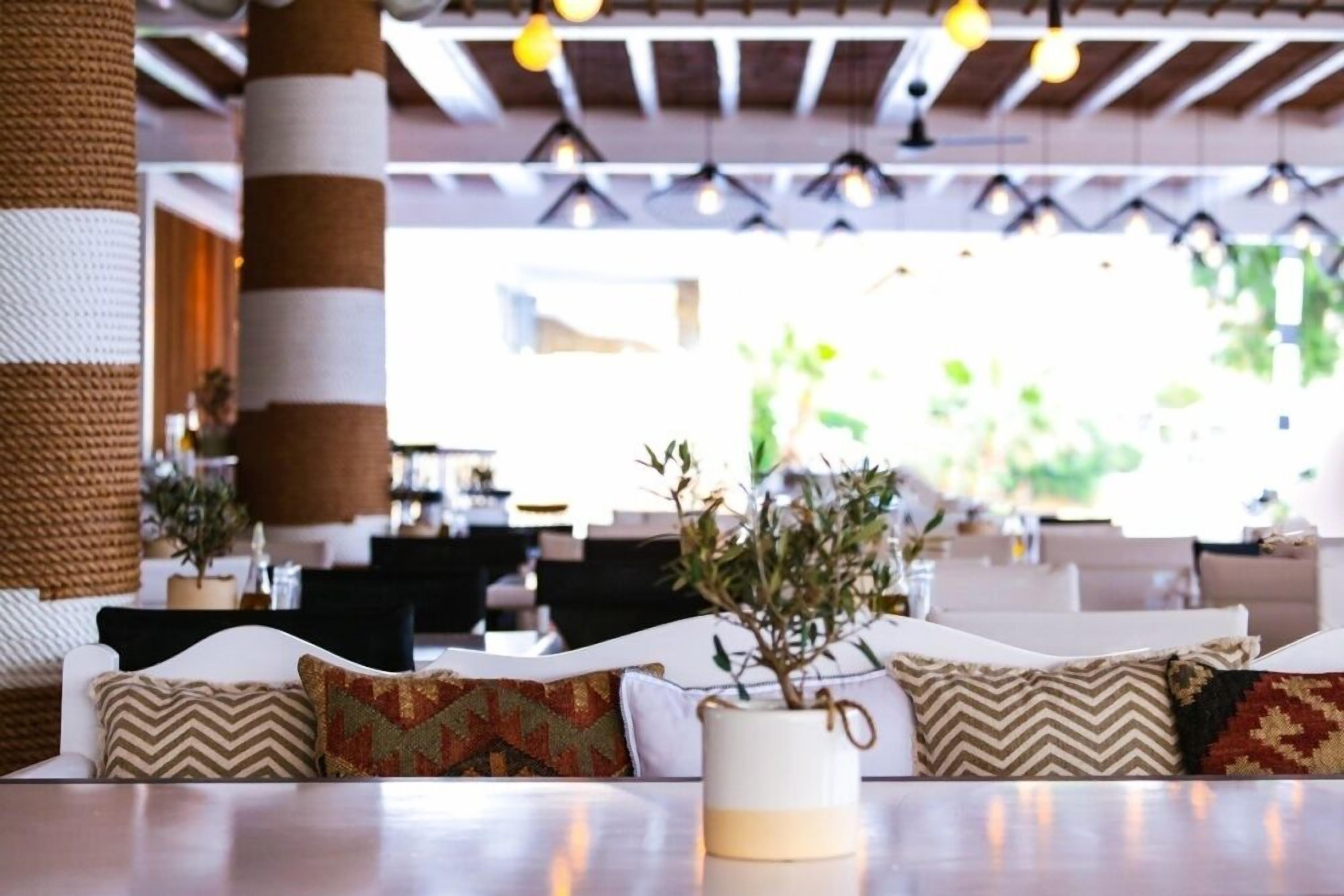 朝食、ランチ、ディナーに営業 (ビーチビュー)