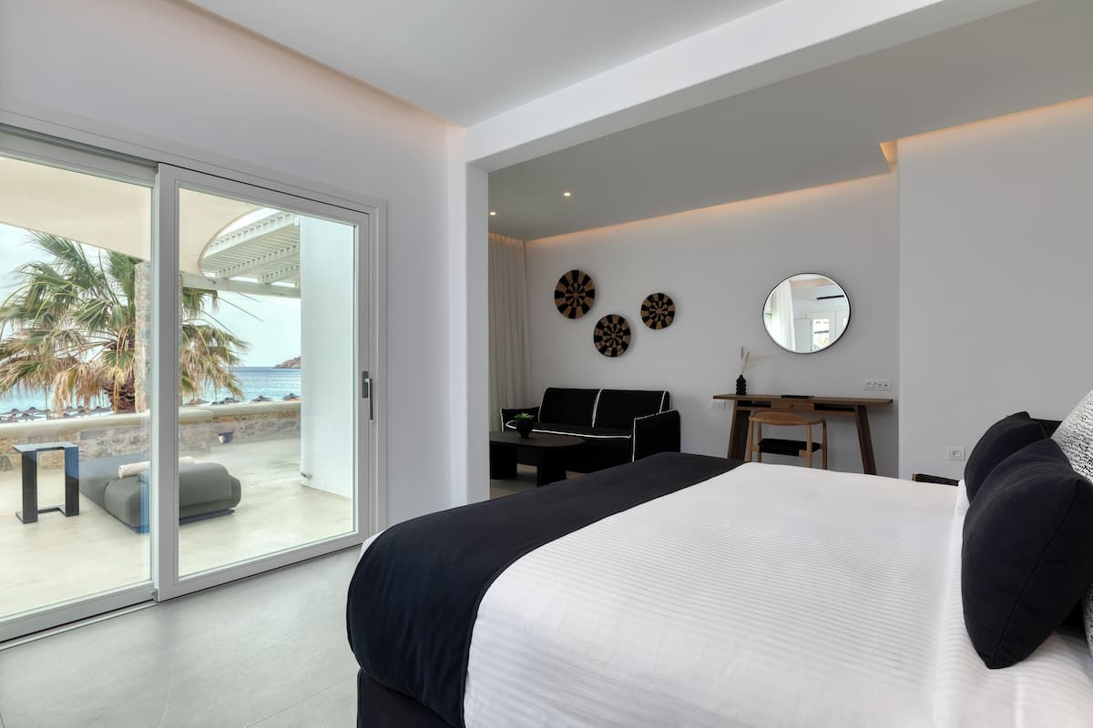 Suite Mewah, 1 kamar tidur, pemandangan laut, menghadap pantai | 2 kamar tidur, seprai premium, selimut bulu angsa, dan minibar