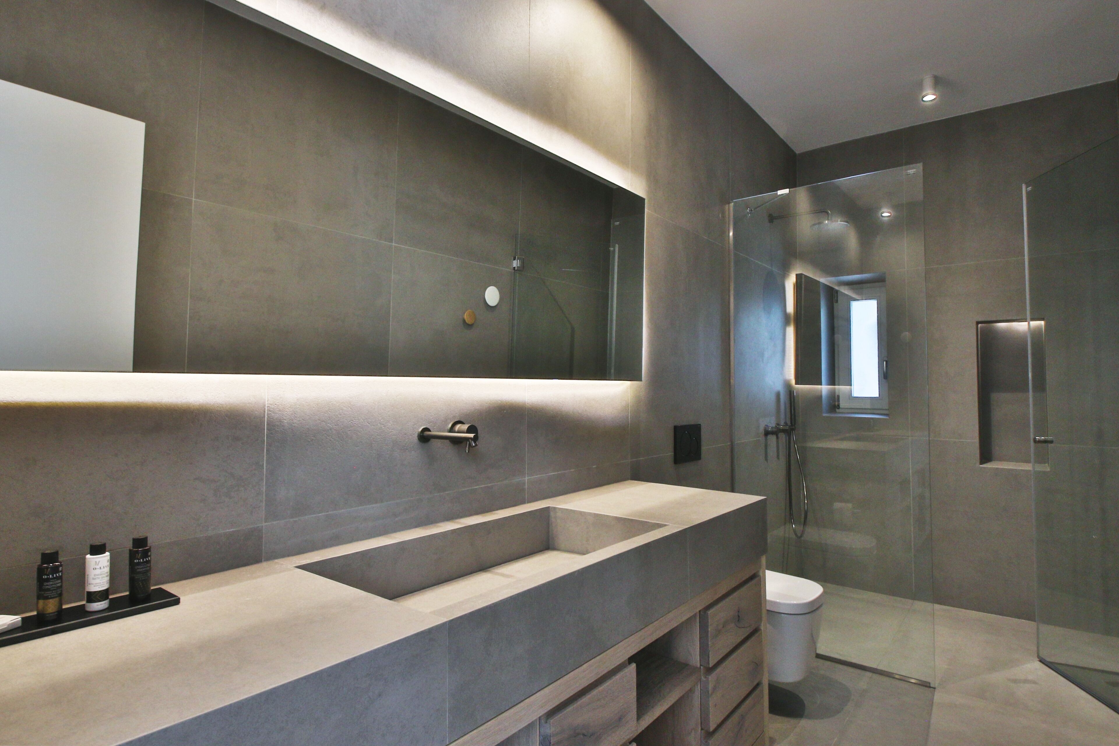 apartment, 2 bedrooms, beachfront (elia) | bathroom | designer toiletries, hair dryer, towels