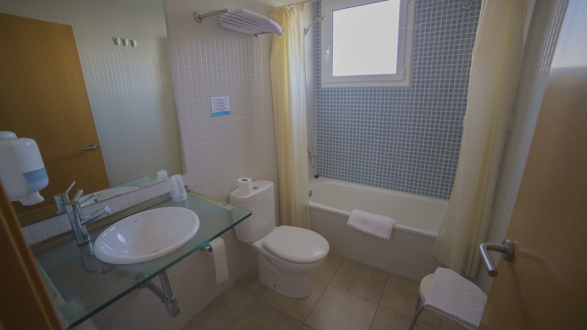 double room, 1 double or 2 single beds | bathroom | towels