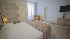 Double Room, 1 Double or 2 Twin Beds | Blackout drapes, iron/ironing board, free cribs/infant beds, free WiFi - Casa Del Mar Hotel (Roses)