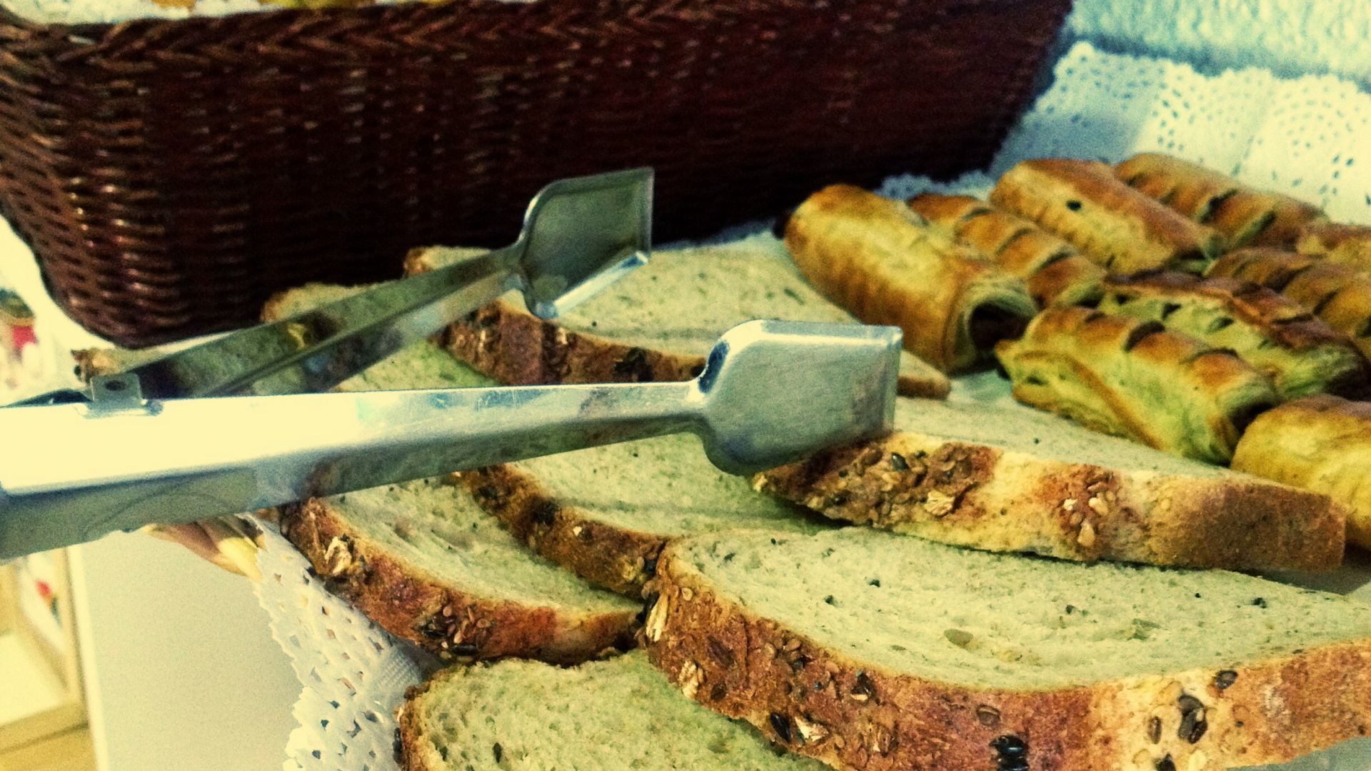 Et brød med en brødkniv og en metalkutter.