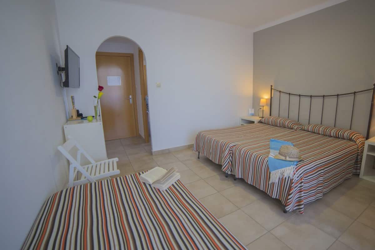 1 chambre, rideaux occultants, fer et planche Ă repasser