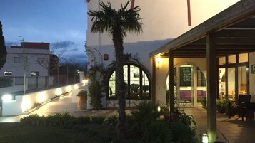 Fachada del alojamiento - Noche