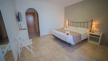 Verduisterende gordijnen, een strijkplank/strijkijzer, gratis babybedden