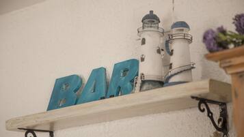 Una repisa con dos faros y la palabra "BAR" en letras azules.
