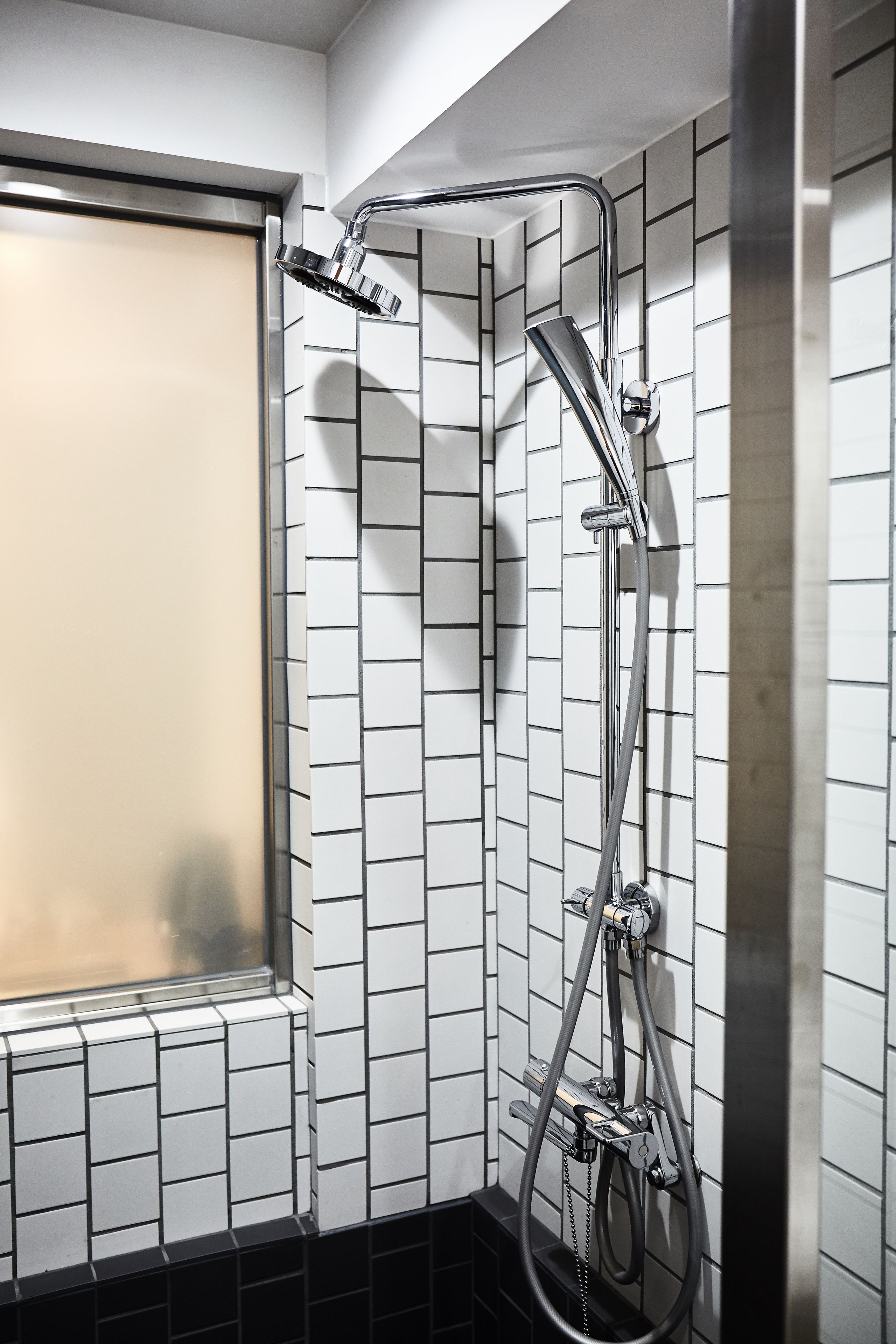 combined shower/bathtub, free toiletries, hair dryer, electronic bidet