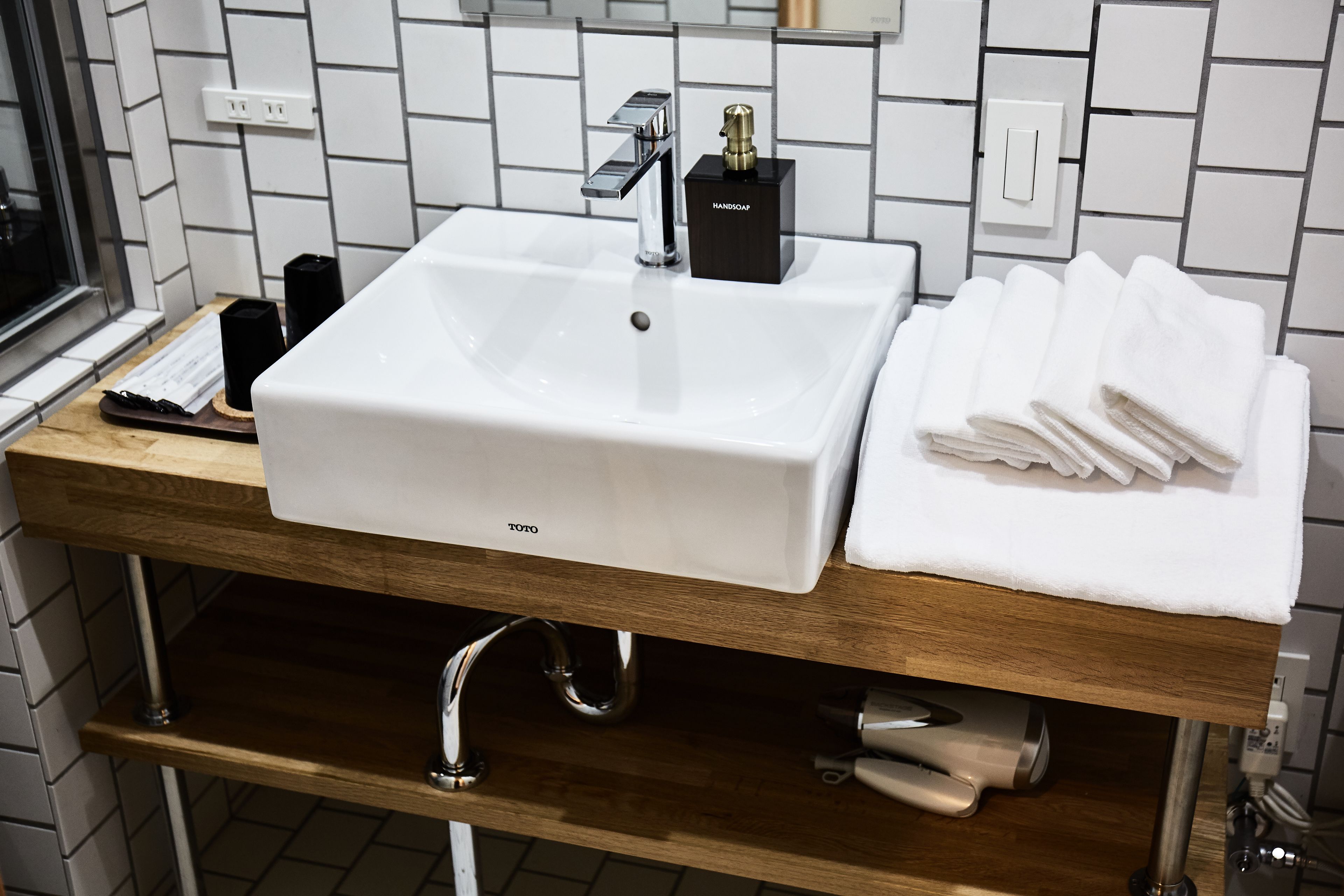 combined shower/bathtub, free toiletries, hair dryer, electronic bidet