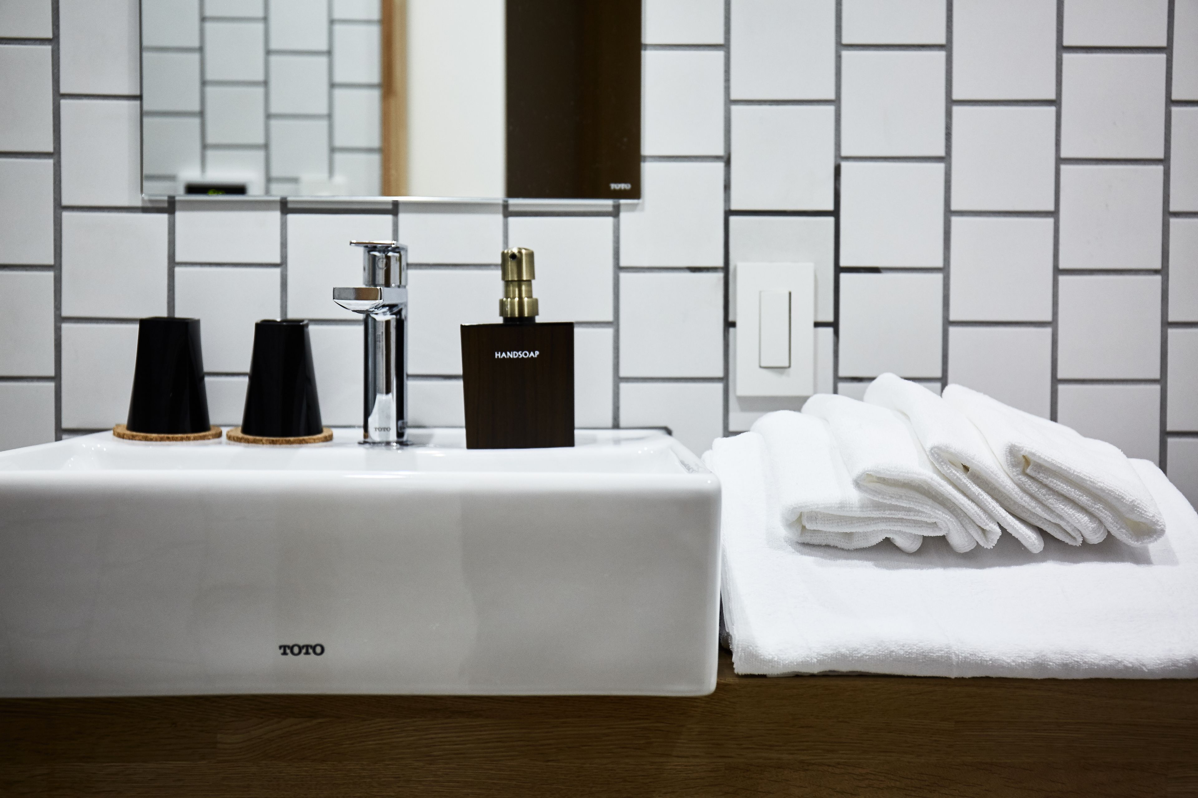 combined shower/bathtub, free toiletries, hair dryer, electronic bidet