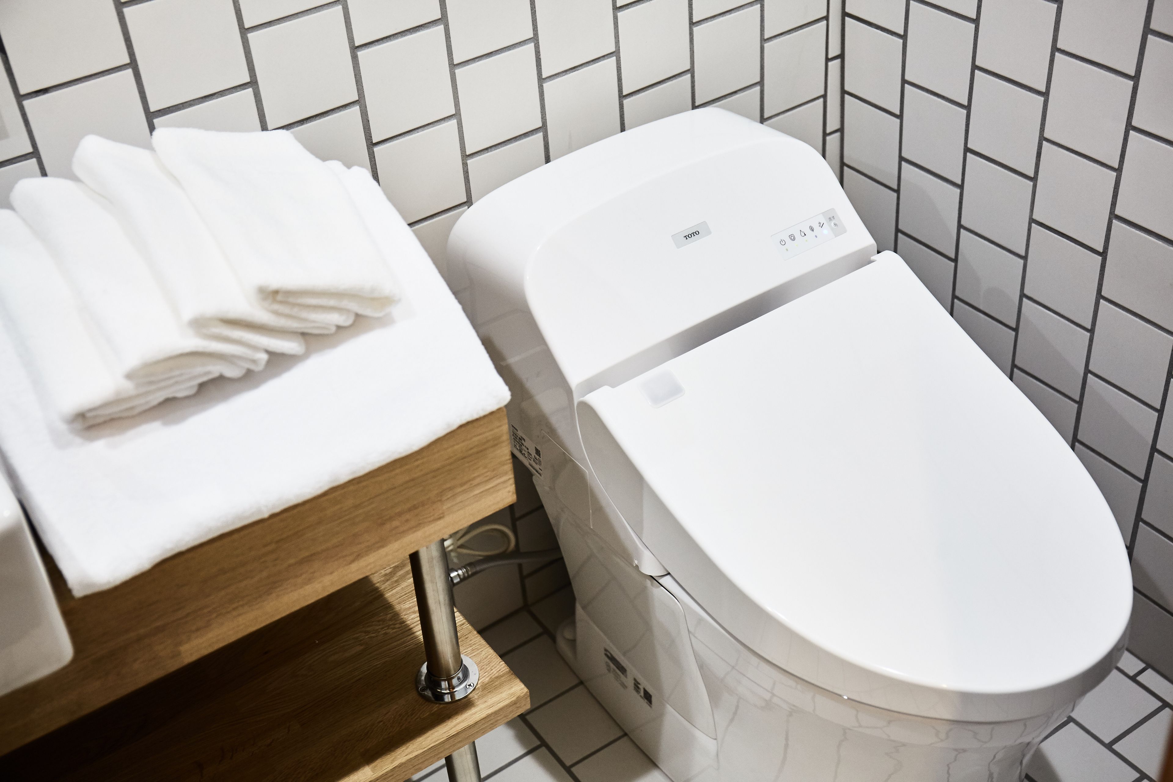 combined shower/bathtub, free toiletries, hair dryer, electronic bidet