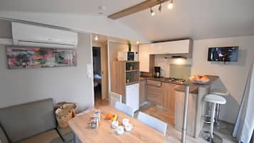 Premium bungalow, 2 slaapkamers | Badkamer | Een douche, een regendouche, een haardroger, handdoeken