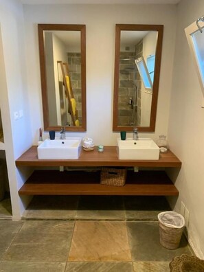 A bathroom with two sinks, wooden shelves, and a mirror. - La Kaz Nana Sakifo - Adults Only (Saint-Paul)