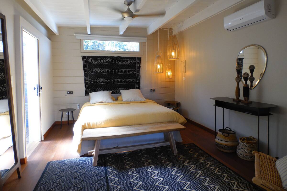 Bungalow de luna de miel, 1 cama de matrimonio grande, no fumadores | Cortinas opacas, tabla de planchar con plancha, wifi gratis