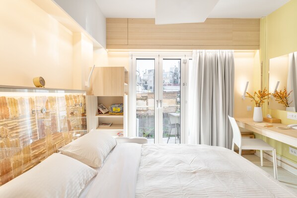 Ropa de cama de alta calidad, artículos del minibar gratis y escritorio 