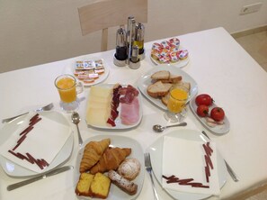 Daily continental breakfast for a fee - Hostal Vehí (Cadaqués)