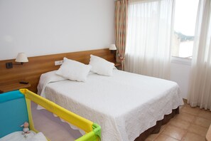 Double or Twin Room | In-room safe, desk, blackout drapes, soundproofing - Hostal Vehí (Cadaqués)