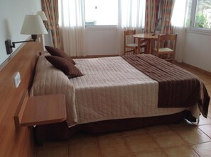 In-room safe, desk, blackout drapes, soundproofing - Hostal Vehí (Cadaqués)