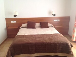 房內夾萬、書桌、遮光窗簾/�窗簾、隔音