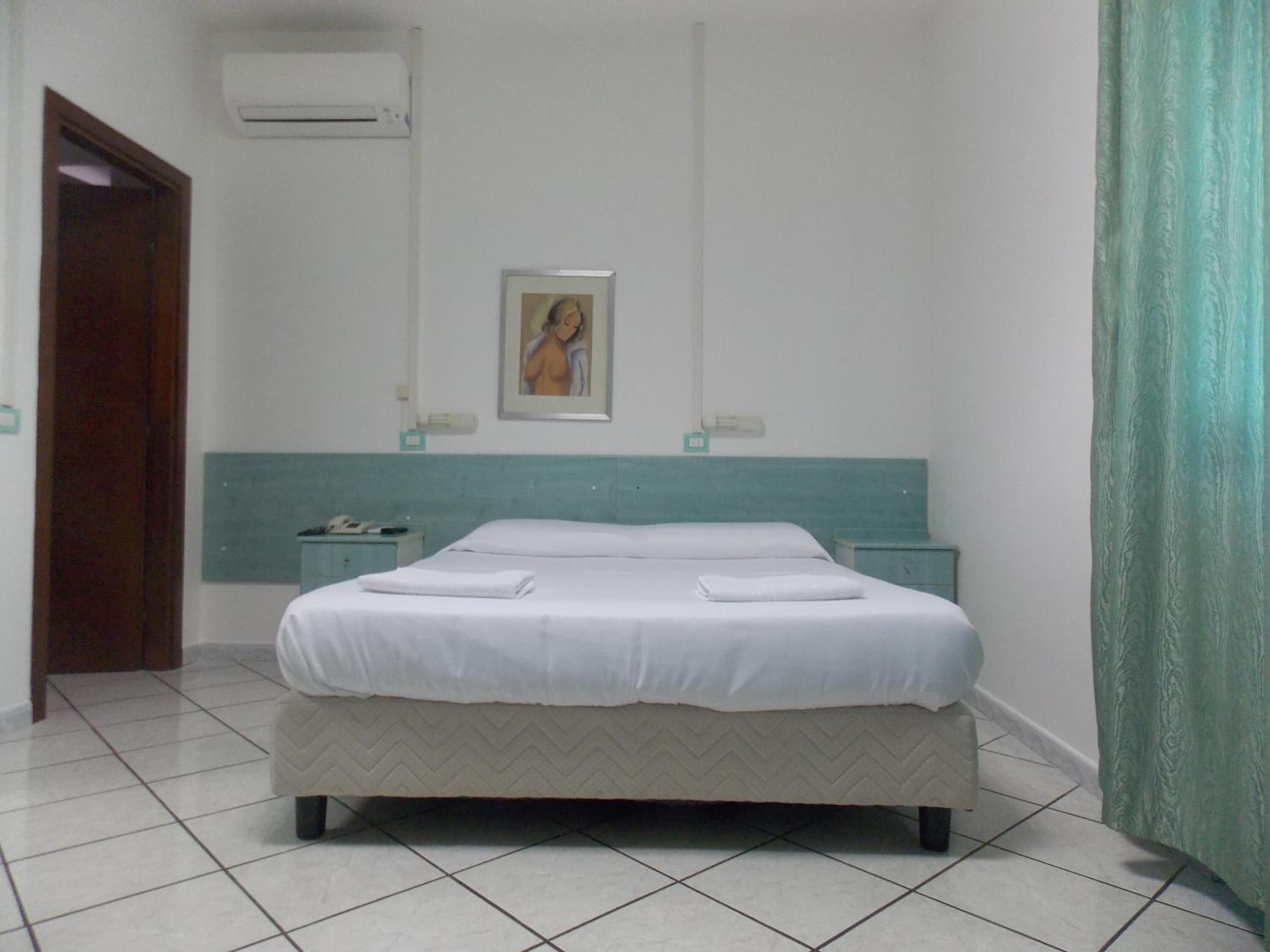 Desk, soundproofing, free WiFi, bed sheets