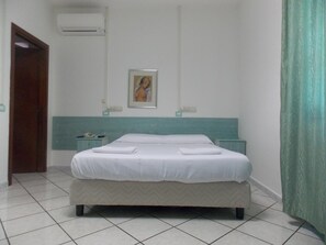 Escritorio, insonorización, wifi gratis y ropa de cama