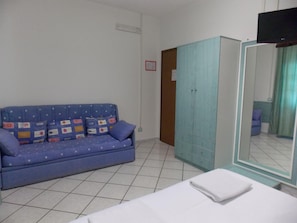 Desk, soundproofing, free WiFi, bed sheets - Hotel Villa dei Butteri (Aprilia)