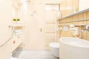 Apartment | Bathroom | Free toiletries, hair dryer, towels
