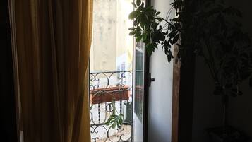 City Triple Room, Multiple Beds, Smoking, City View | Balcony