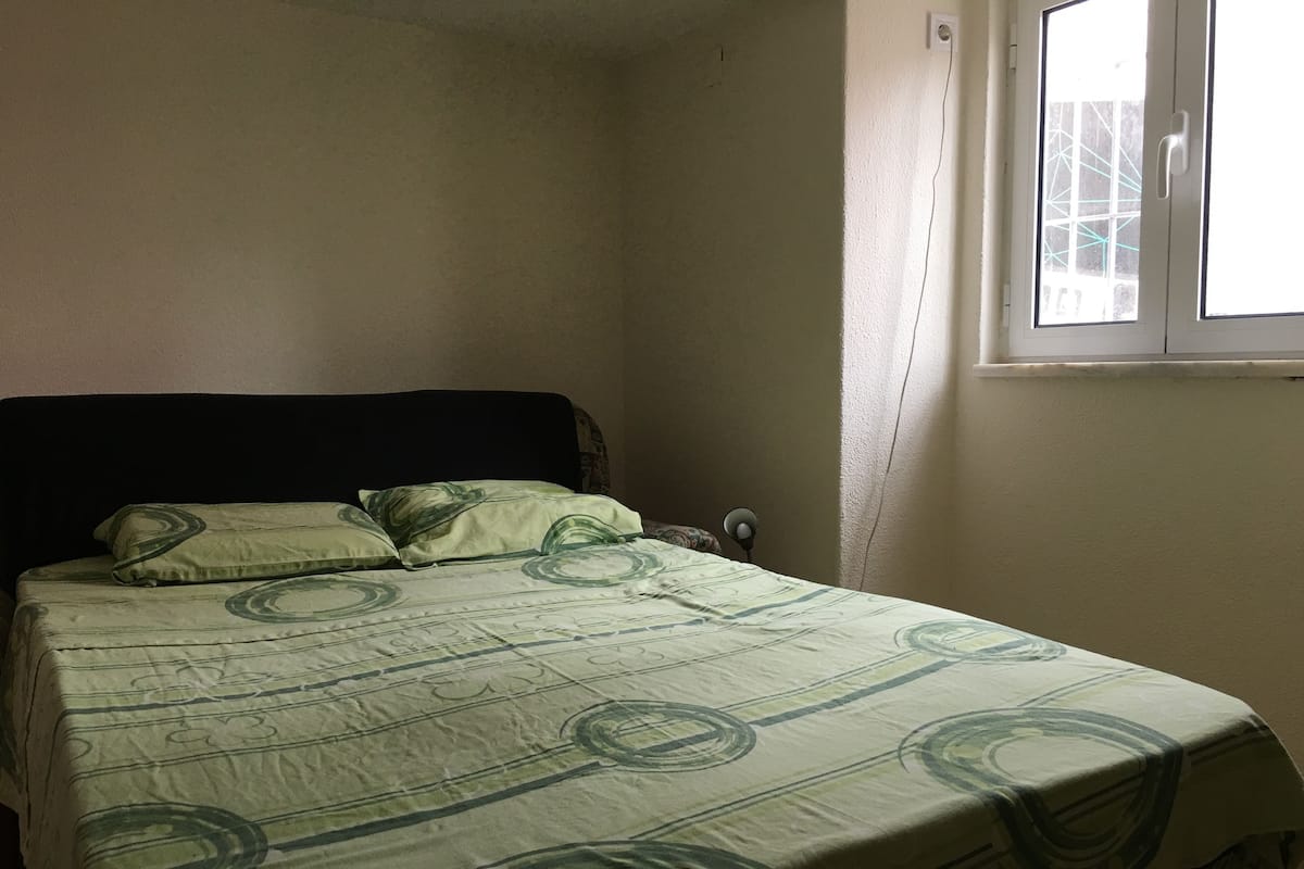 Suite estudio clásica, 1 habitación, accesible para personas con discapacidad, baño privado | Tabla de planchar con plancha, cunas (de pago), wifi y ropa de cama