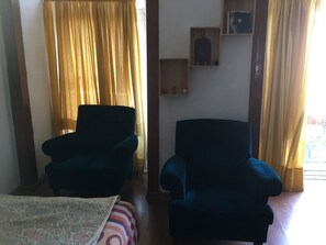 城市三人房, 多张床, 吸烟房, 城市景观 | 起居区