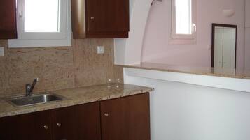Estudio (for 3) | Cocina privada | Frigorífico, placa de cocina, hervidor eléctrico y utensilios de cocina