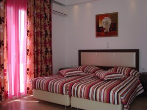 Zimmersafe, Schreibtisch, schallisolierte Zimmer, Bügeleisen/Bügelbrett