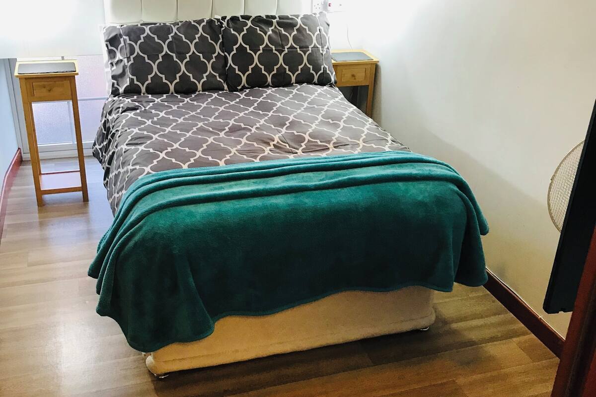 Business Double Room, 1 Katil Kelamin (Double), Ensuite, Mountain View (THREE) | Meja, ruang kerja komputer riba, kalis bunyi, Wi-fi percuma