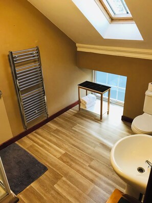 Business dubbelrum - eget badrum (5&6) | Skrivbord, arbetsyta för laptop, ljudisolering och gratis wi-fi