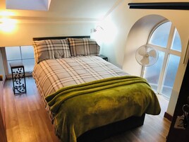 Habitación Business doble, 1 cama doble, baño privado, vistas a la montaña (TWO) | Escritorio y espacio para trabajar con un portátil