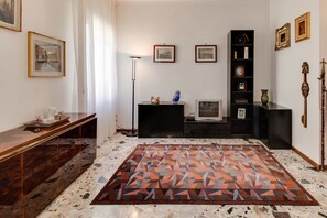 Appartement, 3 chambres | Aire de séjour | Téléviseur