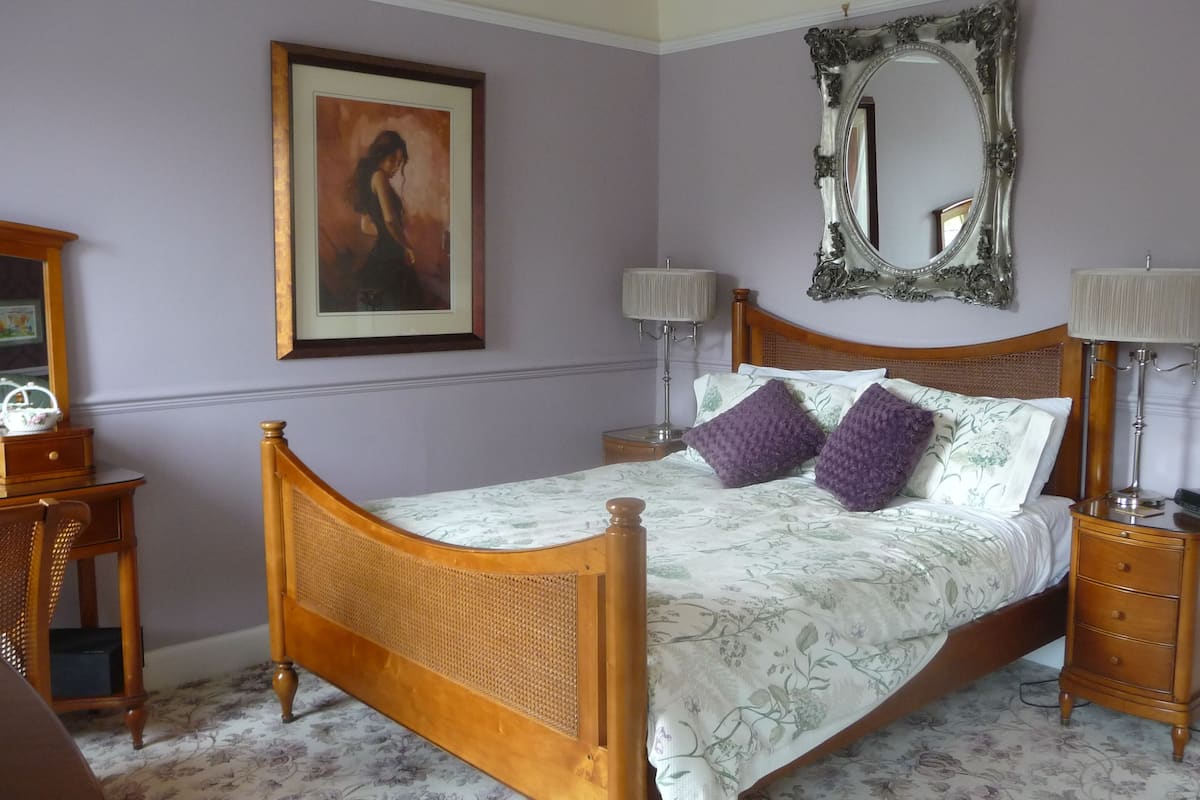 Standard Suite, 1 King Bed, Courtyard View (Room 4) | WiFi (free), bed sheets