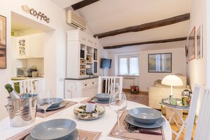 Apartment, 2 Schlafzimmer | Essbereich im Zimmer