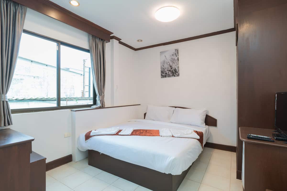 Deluxe Queen Room | 1 kamar tidur, brankas, meja kerja, dan tirai kedap cahaya