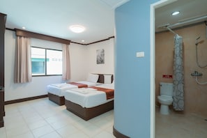 Deluxe Twin Room | 1 phòng ngủ, két bảo mật tại phòng, bàn, màn/rèm cản sáng