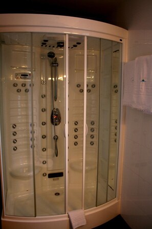 Gratis toiletartikelen, een haardroger, badjassen, pantoffels