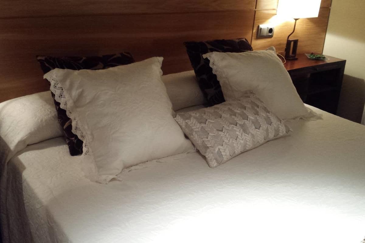 standard double room | in-room safe, desk, blackout curtains, soundproofing