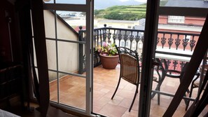In-room safe, desk, blackout curtains, soundproofing - Hotel Viento del Norte (Ortigueira)