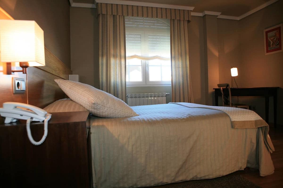 standard double room | in-room safe, desk, blackout curtains, soundproofing