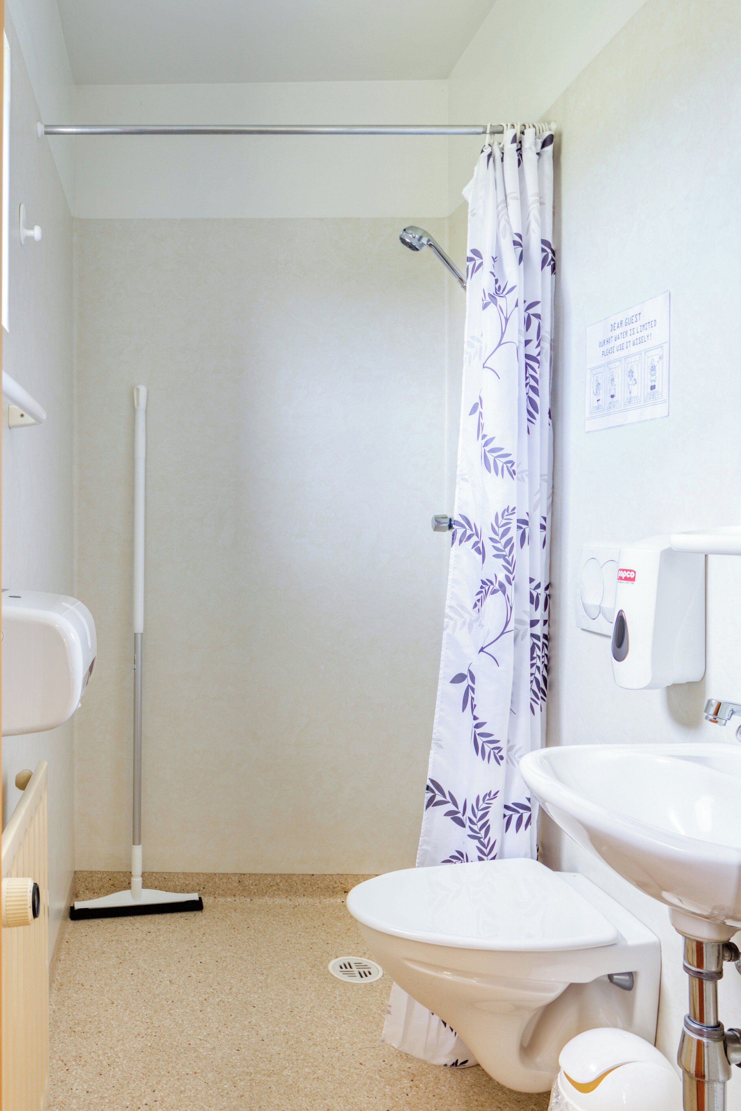 Eenpersoonskamer, privébadkamer | Uitzicht op straat