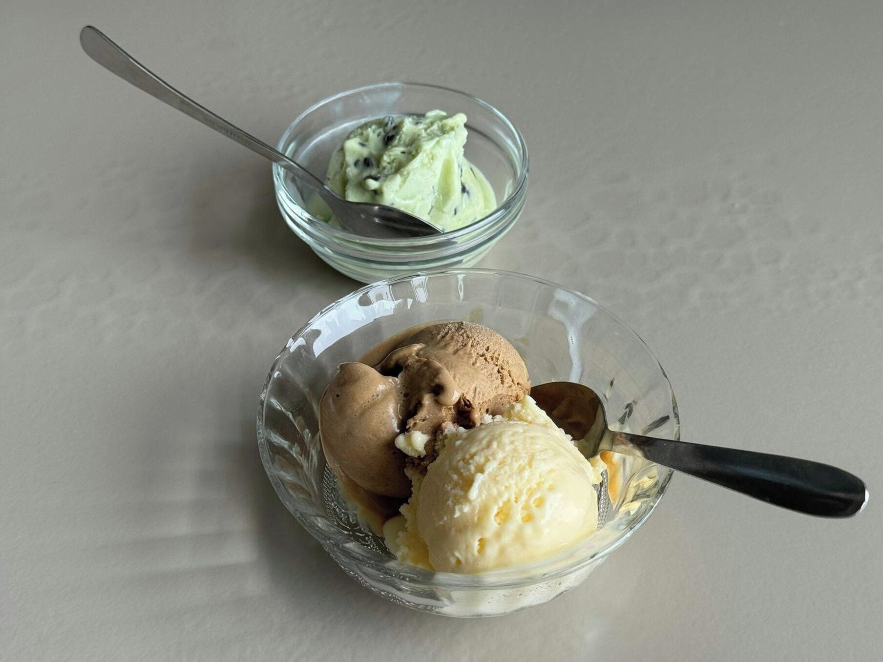 Deux bols de crème glacée avec des cuillères.