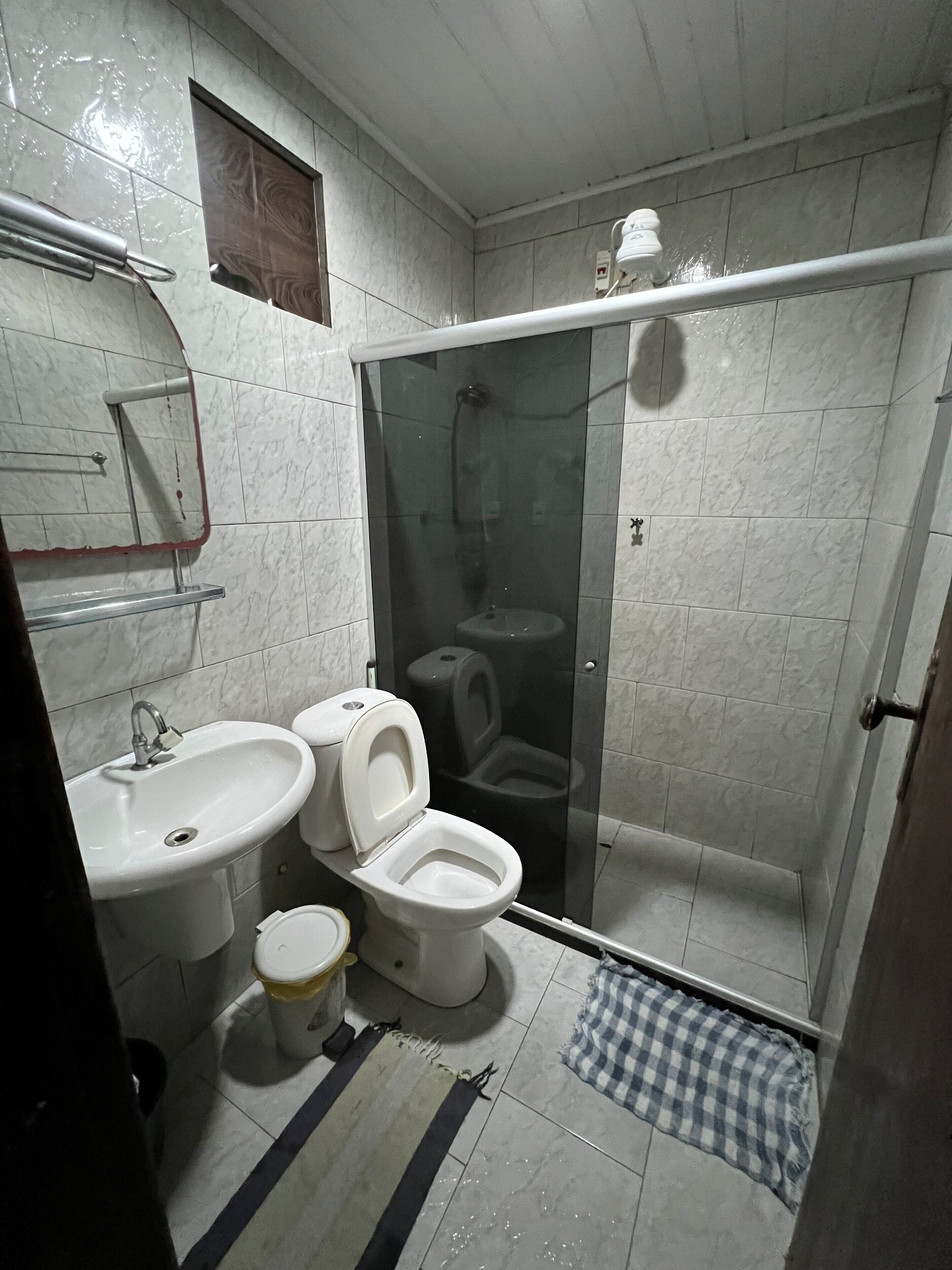 Suite Standard, plusieurs lits, coin cuisine | Salle de bain