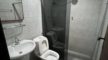 Suite estándar, varias camas, cocineta | Baño | Regadera, regadera tipo lluvia, toallas