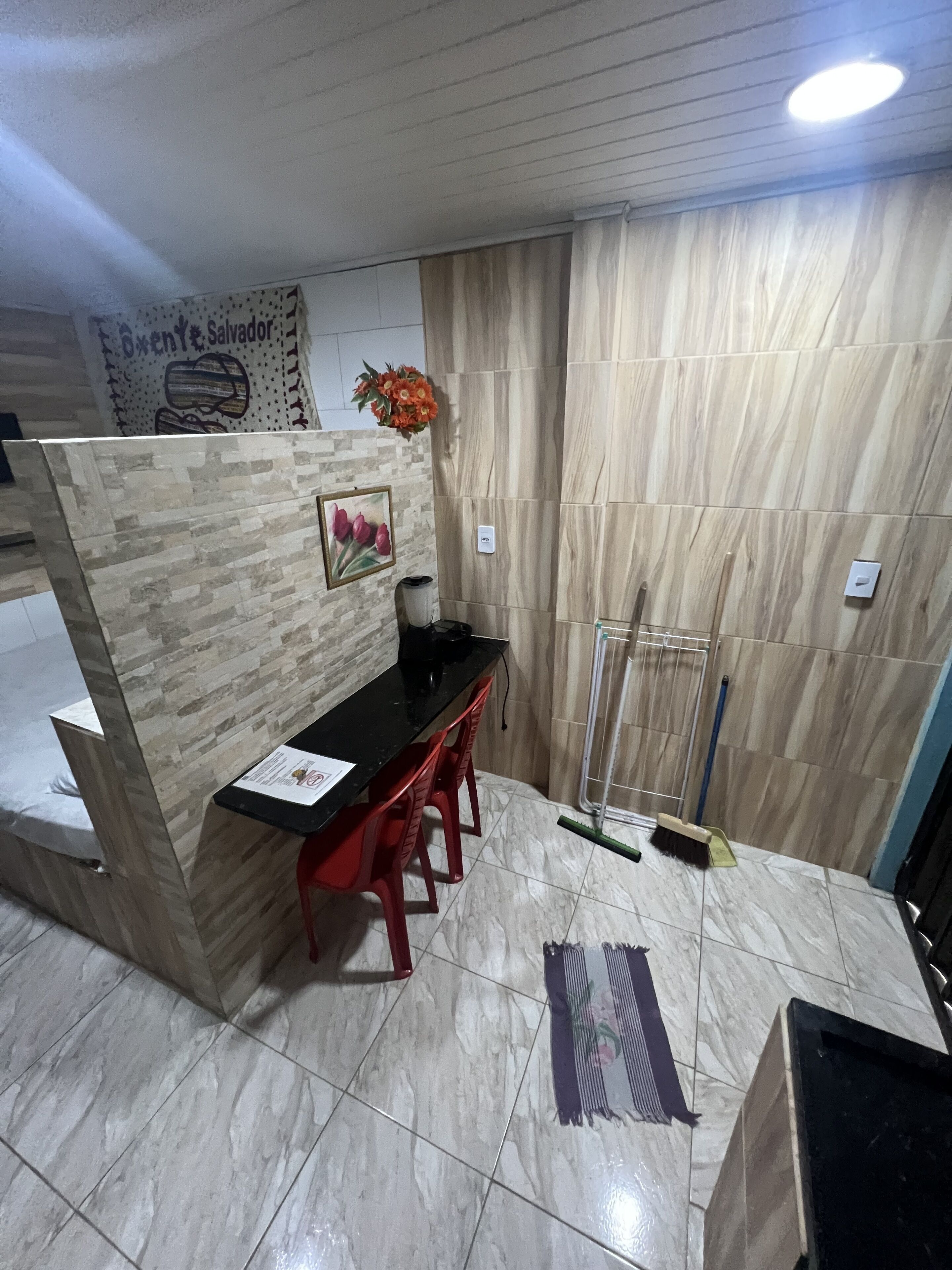 Suite estándar, varias camas, cocina básica | Ropa de cama hipoalergénica, escritorio, sistema de insonorización